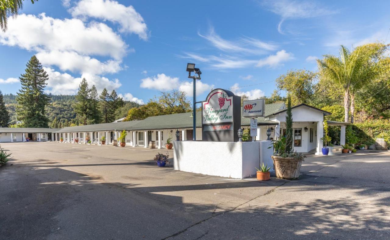 Vineyard Valley Inn Кловърдейл Екстериор снимка