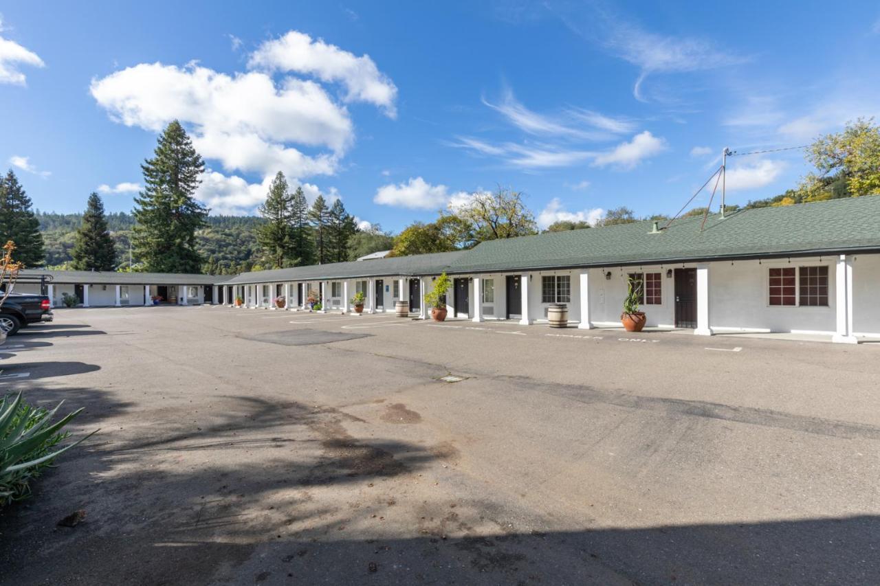 Vineyard Valley Inn Кловърдейл Екстериор снимка