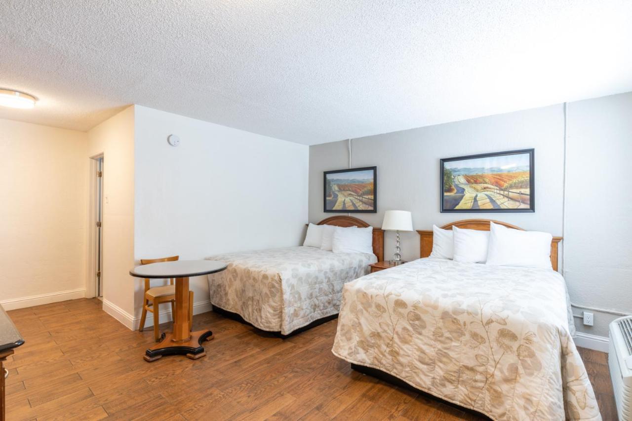 Vineyard Valley Inn Кловърдейл Екстериор снимка