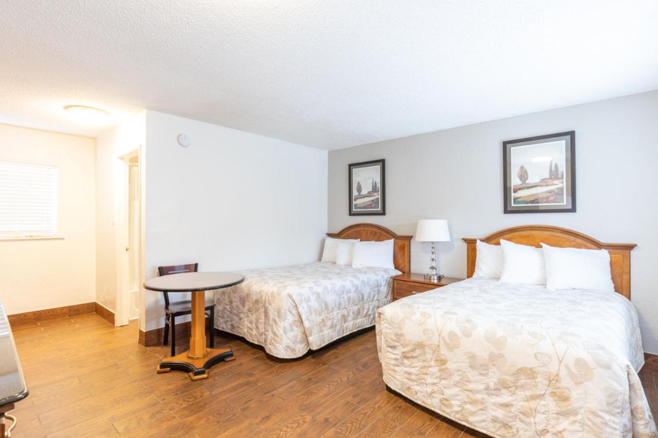 Vineyard Valley Inn Кловърдейл Екстериор снимка