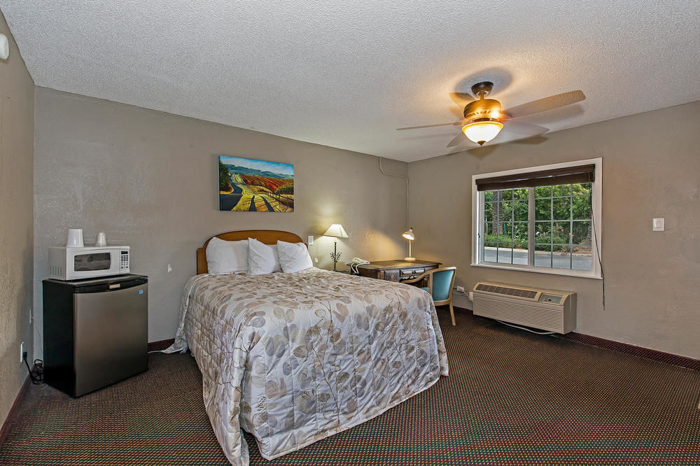 Vineyard Valley Inn Кловърдейл Екстериор снимка